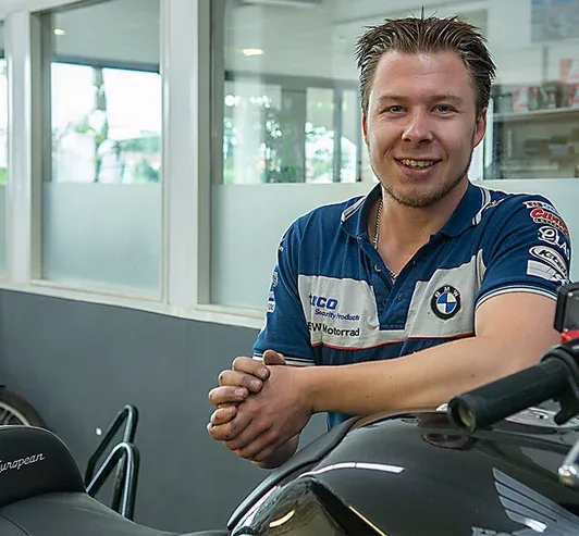 Denny aan het werk in de werkplaats