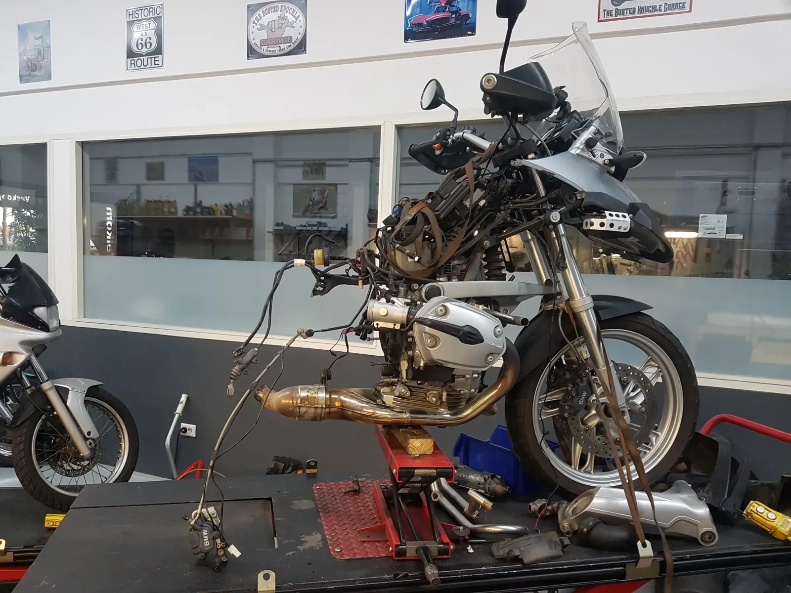 BMW R 1150 GS in revisie op de brug